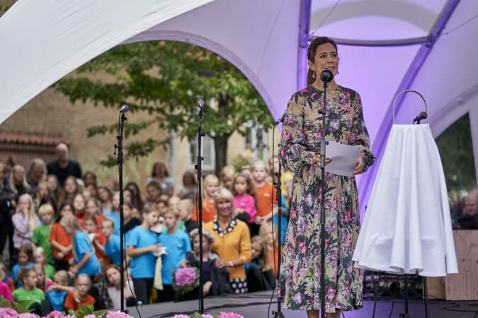Dans sa robe à fleurs, Mary de Danemark prend la parole le 15 août 2019