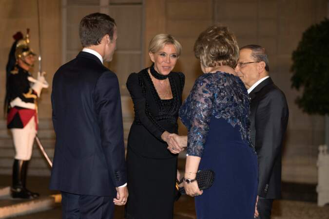 Brigitte Macron était vêtue d'une sobre robe noire.