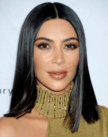 Contouring, teint mat et maquillage aux nuances de bruns pour la femme de Kanye West