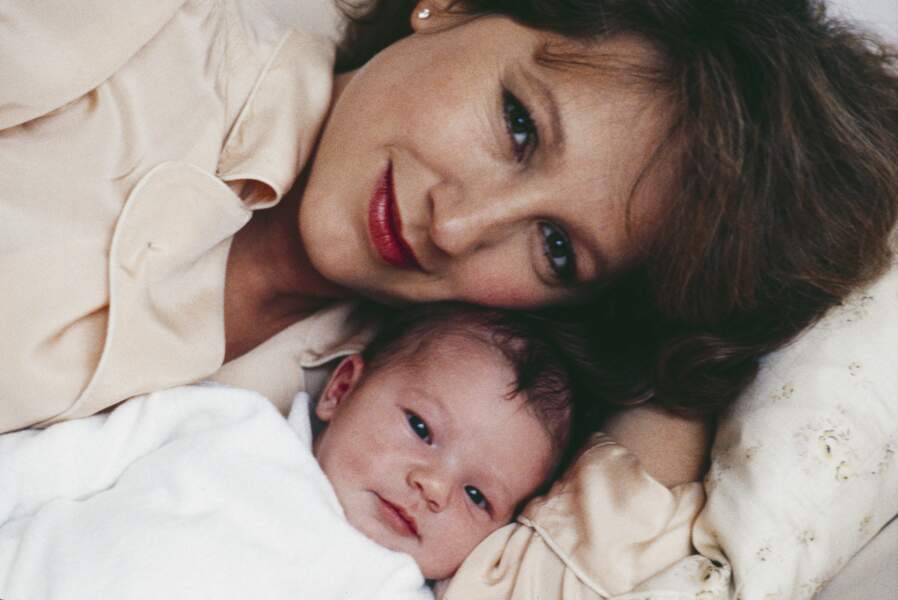 1983 : Nathalie Baye pose avec sa fille Laura Smet à sa naissance