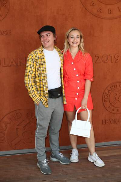 Les comédiens Chloé Jouannet et Zacharie Chasseriaud prennent la pose à Roland Garros