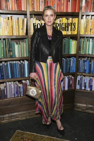 Nicky Hilton Rothschild joue le contraste d'une robe multicolore et d'un perfecto noir classique