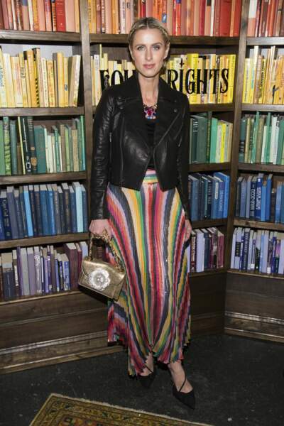 Nicky Hilton Rothschild joue le contraste d'une robe multicolore et d'un perfecto noir classique