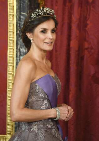 Letizia d'Espagne portait aussi un diadème au motif floral et des boucles d'oreilles en diamants.