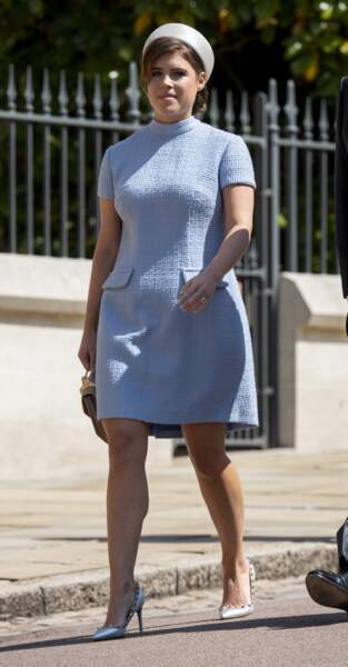 La princesse Eugenie dYork iconique en robe bleue et petit chapeau pour le mariage du prince Harry et de Meghan.