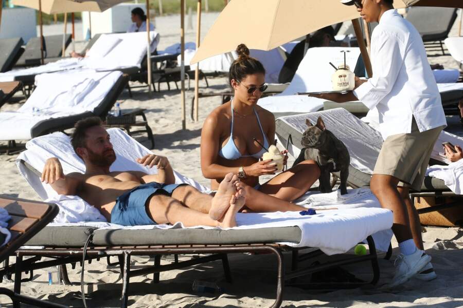 David Guetta et sa compagne Jessica Ledon, très complices à la plage à Miami le 19 novembre 2018