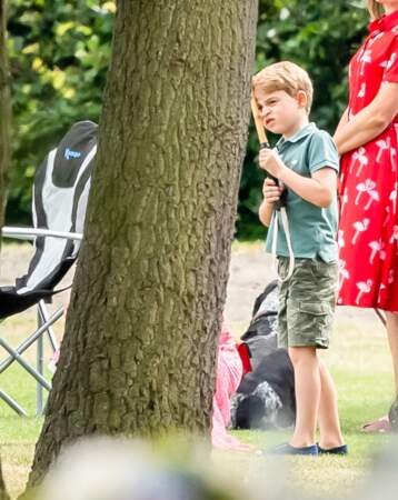 Le prince George mettant la cross de polo de son père sur son visage en juillet 2019