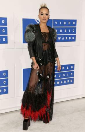 Rita Ora a tenté le look "passion oiseaux". A tort également. 