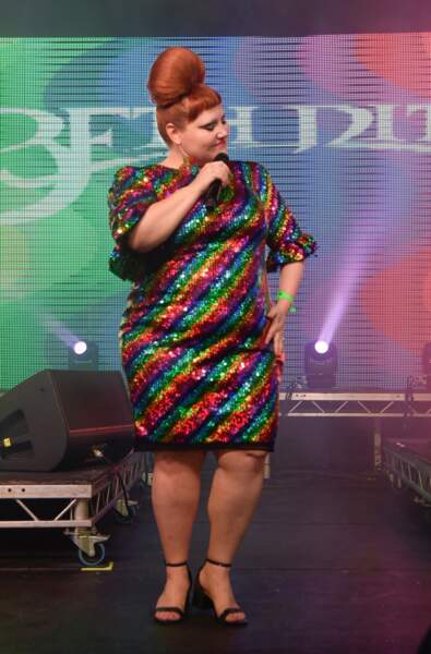 Beth Ditto rayonnante dans sa robe en sequins à la Gay Pride de Birmingham