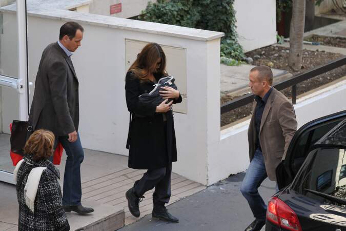 Les toutes premières images de la petite Giulia, à sa sortie de la clinique de La Muette, en octobre 2011