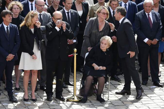  L'ex première dame Bernadette Chirac fatiguée est assise sur une chaise dans la cour d'honneur des Invalides