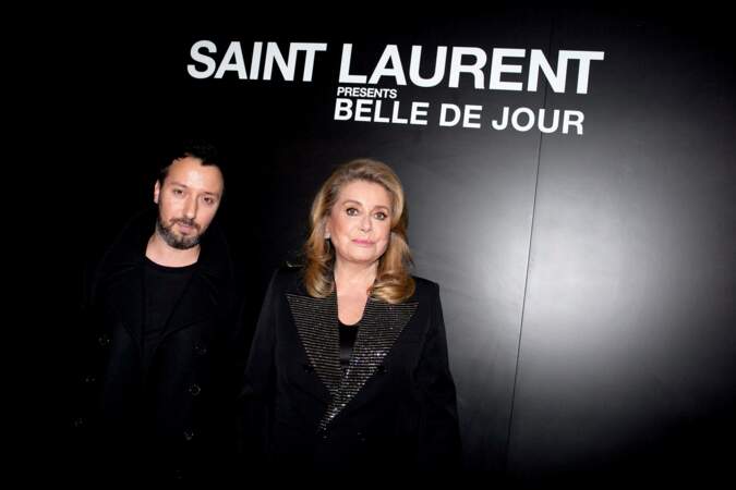 Catherine Deneuve en costume sophistiqué en Yves Saint Laurent