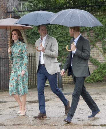 La commémoration avait lieu sous la pluie mais n'a pas empêché les sourires des proches de Diana.