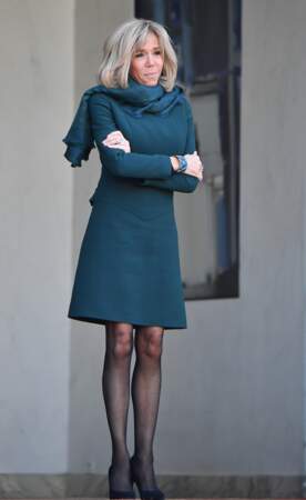 Brigitte Macron très élégante dans une robe courte Louis Vuitton qui dévoile ses genoux à l'Elysée le 21 janvier
