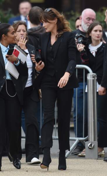 Carla Bruni-Sarkozy à Londres, assiste très élégante au défilé printemps-été 2020 Burberry