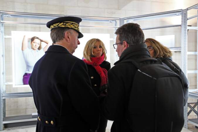 Brigitte Macron avec une étole rose siglée Louis Vuitton