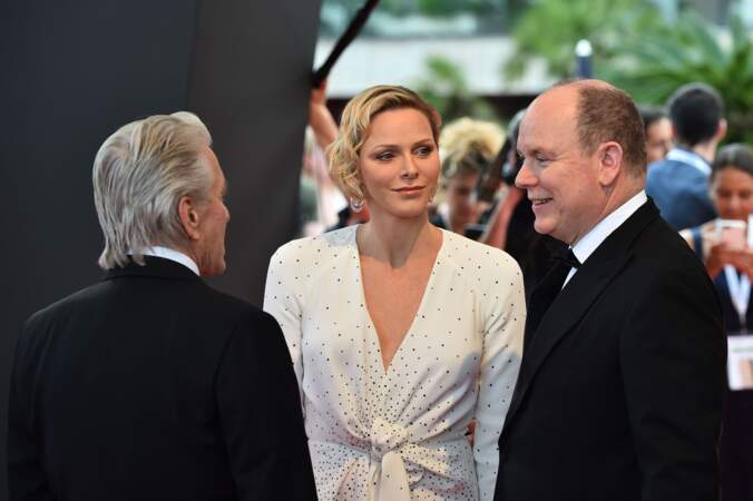 Même si Michael Douglas est face à elle, Charlene de Monaco ne lâche pas Albert II du regard