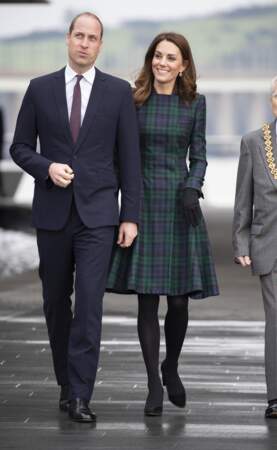 Décontractée et élégante, Kate Middleton ose le clin d'oeil à l'Ecosse avec les carreaux de son manteau.