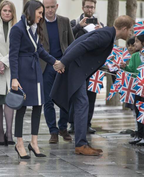 Meghan Markle et le prince Harry, main dans la main, à la rencontre de jeunes enfants à Birmingham le 8 mars 2018