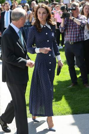 Kate Middleton radieuse dans cette robe longue à pois, un style hommage à Lady Di