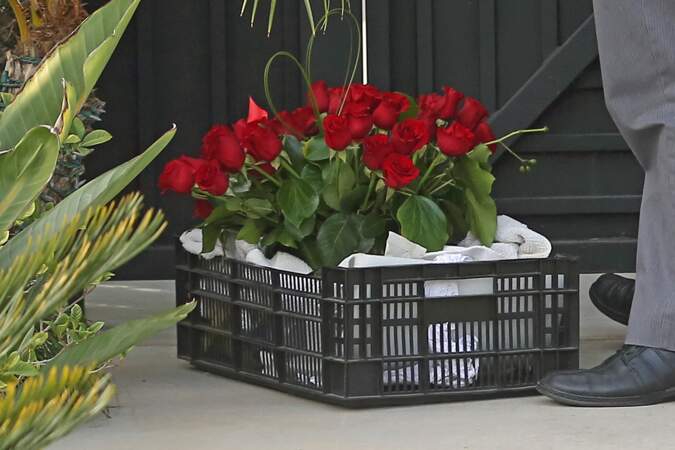 Des roses sont livrées devant la résidence de Laeticia Hallyday à Los Angeles pour la Saint Valentin, le 14/02/2018