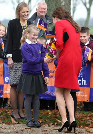 A son arrivée, princesse Kate accueillit par un bouquet et une petite fille ravie
