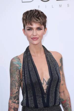 La charismatique Ruby Rose exhibait tatouages et décolleté au festival de Cannes 2018.