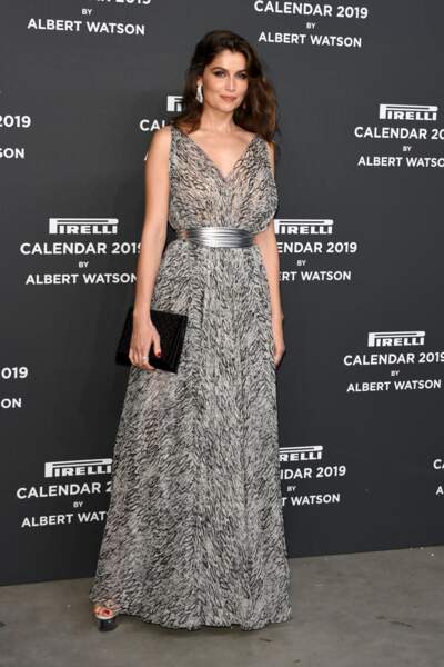 Laetitia Casta sublime dans une longue robe décolletée Azzedine Alaïa pour lel ancement du calendrier Pirelli 2019 
