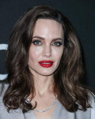 Style femme fatale yeux noirs et bouche rouge pour Angelina Jolie 