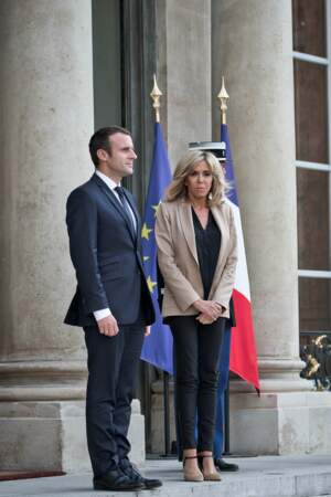 Pour l'occasion Brigitte Macron avait adopté un look de working girl