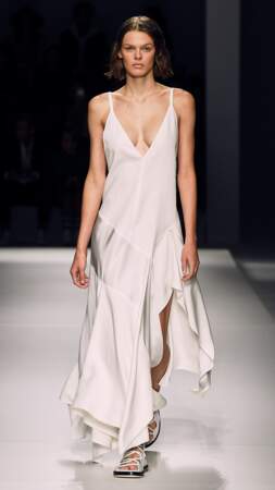 Chez Boss, la robe aux bretelles des années 2000 revient en force, dans une version twistée, minimaliste et sexy.