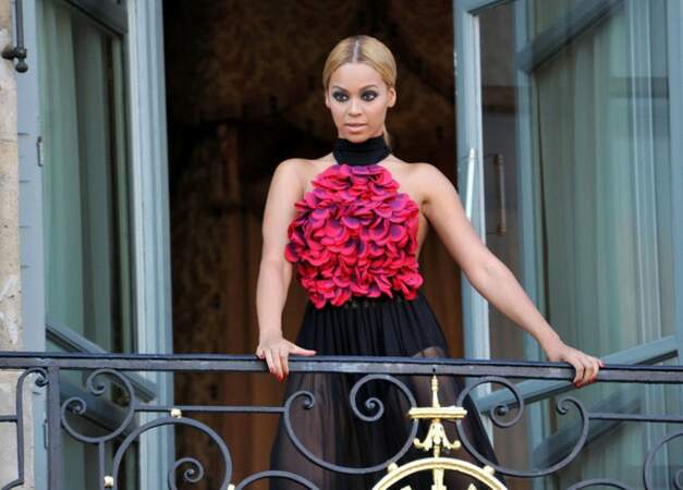 Beyoncé en 2011 qui salue ses fans depuis une terrasse 