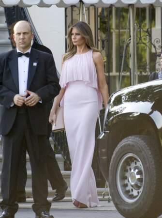Melania Trump en robe longue et fluide rose pale le 24 juin 2017
