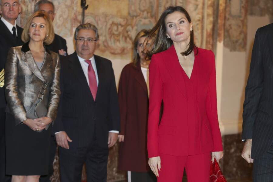 La reine Letizia d'Espagne, ultra chic en rouge vitaminé