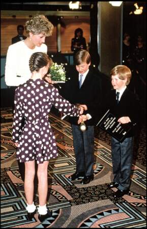 Le prince Harry, très enthousiaste, assiste à la première du film "Hook" avec Lady Diana et William, en 1992