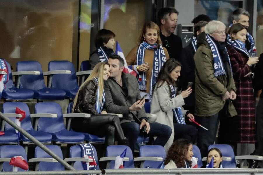 Arnaud Ducret et sa compagne Claire Francisci, très tactiles lors du match France-Islande au Stade de France.
