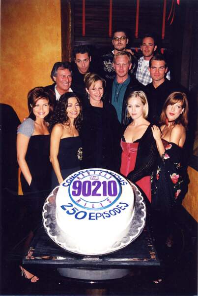 Luke Perry et ses partenaires de "Beverly Hills" célèbrent le 250e épisode de la série en 1998
