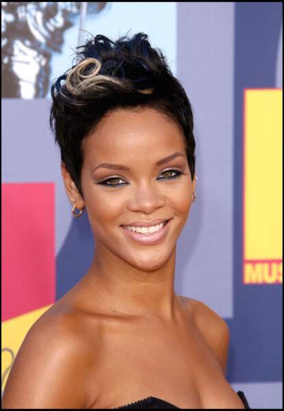 Rihanna ose les mèches blondes et bleues sur une coupe pixie aux MTV Music Awards en 2008