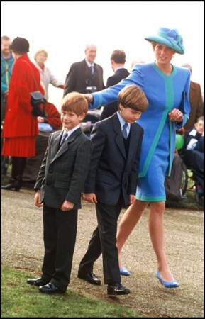 Diana, Harry et William, très élégants dans leurs costumes en tweed, lors de la messe de Noël à Sandringham en 1991