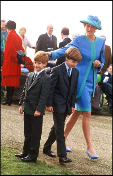 Diana, Harry et William, très élégants dans leurs costumes en tweed, lors de la messe de Noël à Sandringham en 1991