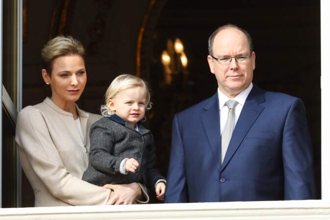 La princesse Charlène, le prince Albert II de Monaco et leur fils Jacques au balcon du palais princier