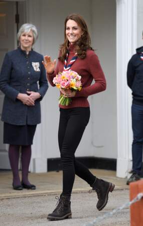 Toujours aussi athlétique, Kate Middleton reste élégante même en bottines et pull en laine