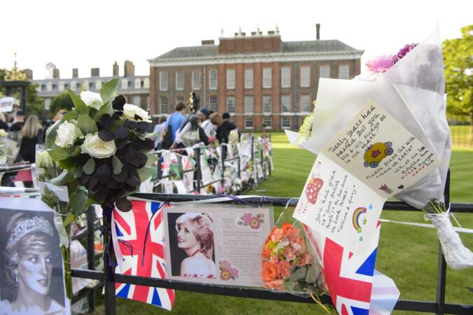 A la même époque, des fans de la princesse disposaient bouquets et dessins, en sa mémoire, aux abords du palais