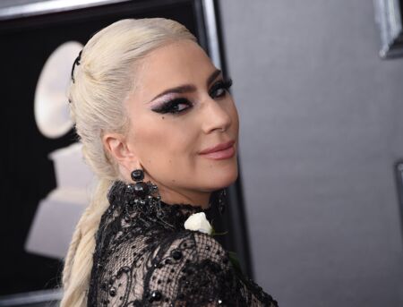 Lady Gaga en robe Armani Privé, et sa longue tresse blonde corset, d'inspiration gothique