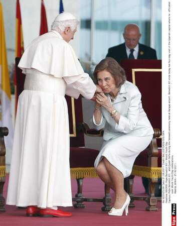 La reine Sofia d'Espagne est en blanc face au pape, mais fait l'impasse sur la mantille