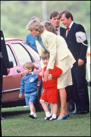 La princesse Diana, avec ses fils William et Harry, assiste à un match de polo à Windsor en 1986