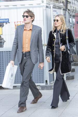 Kate Moss et son amoureux Kate Moss et Nikolai Von Bismarck sont entrés dans les b en virée shopping Place Vendôme.