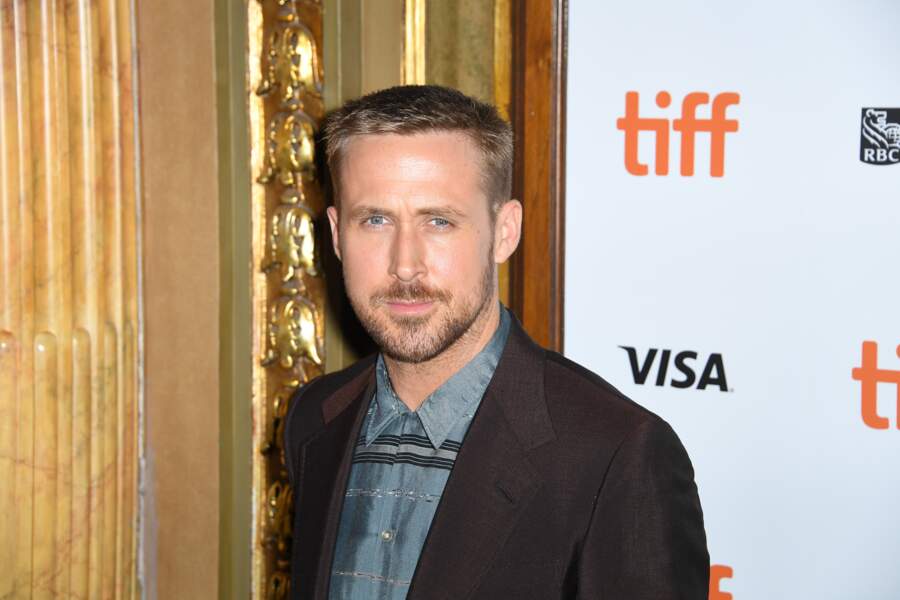 L'acteur Ryan Gosling entre dans la tendance et en devient un expert avec son look de soir, décalé.