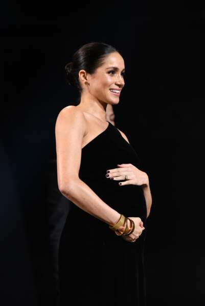 SURPRISE ! Meghan Markle, enceinte, fait son apparition sur la scène de British Fashion Council Awards à Londres. 