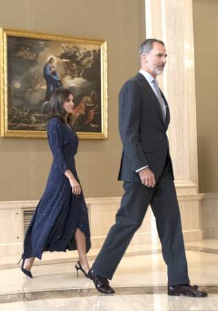 Letizia d'Espagne chic en robe longue fendue pour une audience avec son mari, le roi Felipe VI